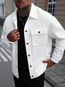 Manfinity CasualCool 2025 Nueva chaqueta para hombres, chaqueta casual de unicolor para hombres, versátil para primavera y otoño, camisa chaqueta blanca con botones para hombres, chaqueta de trabajo casual de bolsillo blanco puro con textura, estilo casual y sencillo, estilo urbano maduro, estilo de caballero británico, estilo elegante italiano