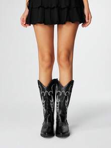 ROMWE Fairycore Giày bốt cao gót mũi nhọn màu đen dành cho nữ, giày bốt cao cổ kiểu dáng đại học, giày bốt da cổ chữ V thêu, giày bốt cao đến giữa bắp chân - màu đen - Xem 2