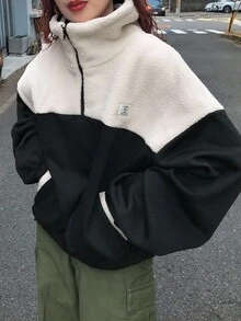 FRIFUL 女式夏尔巴撞色 Polo 领宽松套头衫，正面带徽标贴片，秋季 - 黑與白 - 查看 1