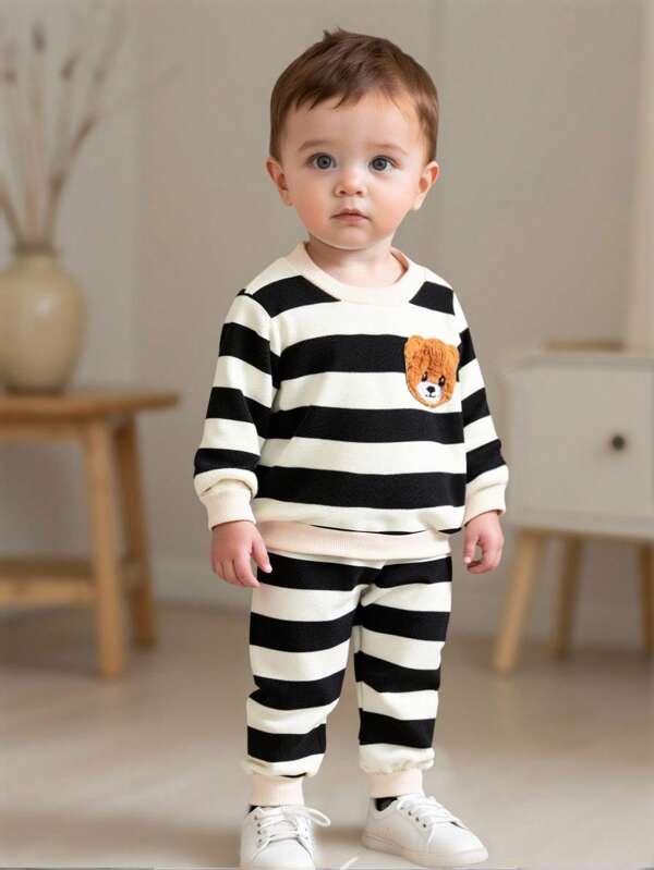 SHEIN 两件套男女宝宝黑白条纹长袖连帽卫衣和运动裤套装，可爱小熊图案，舒适休闲，适合室内、室外、日常穿着、运动、玩耍、聚会、拍照、返校、街头穿搭，春、夏、秋、冬四季皆宜。