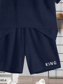 SHEIN 2 件套男童休闲简约经典条纹拼接，国王图形印花 T 恤和短裤套装，夏季 - 藏蓝色 - 查看 6