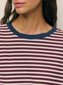 Nöista 这款宽松条纹圆领T恤专为女性设计，提供百搭休闲的日常冬季穿搭选择，非常适合轻松叠穿、打造精致的休闲造型、营造节日氛围的圣诞节造型以及轻松的新年装扮。 - 酒紅色 - 查看 3