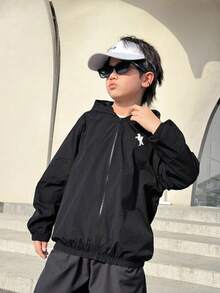 SHEIN Jaqueta infantil masculina casual, esportiva, universitária, retrô, preta, com capuz e proteção solar, com estampa pequena. Ideal para a volta às aulas, festas de aniversário, eventos noturnos, apresentações, casamentos, batizados e para o outono/inverno. - Preto - Ver 3