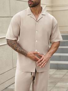 Manfinity Homme Conjunto de camisa de cuello cubano de unicolor y pantalones casuales con cordón y cintura elástica para hombres de talla grande, conjunto de ropa cómoda