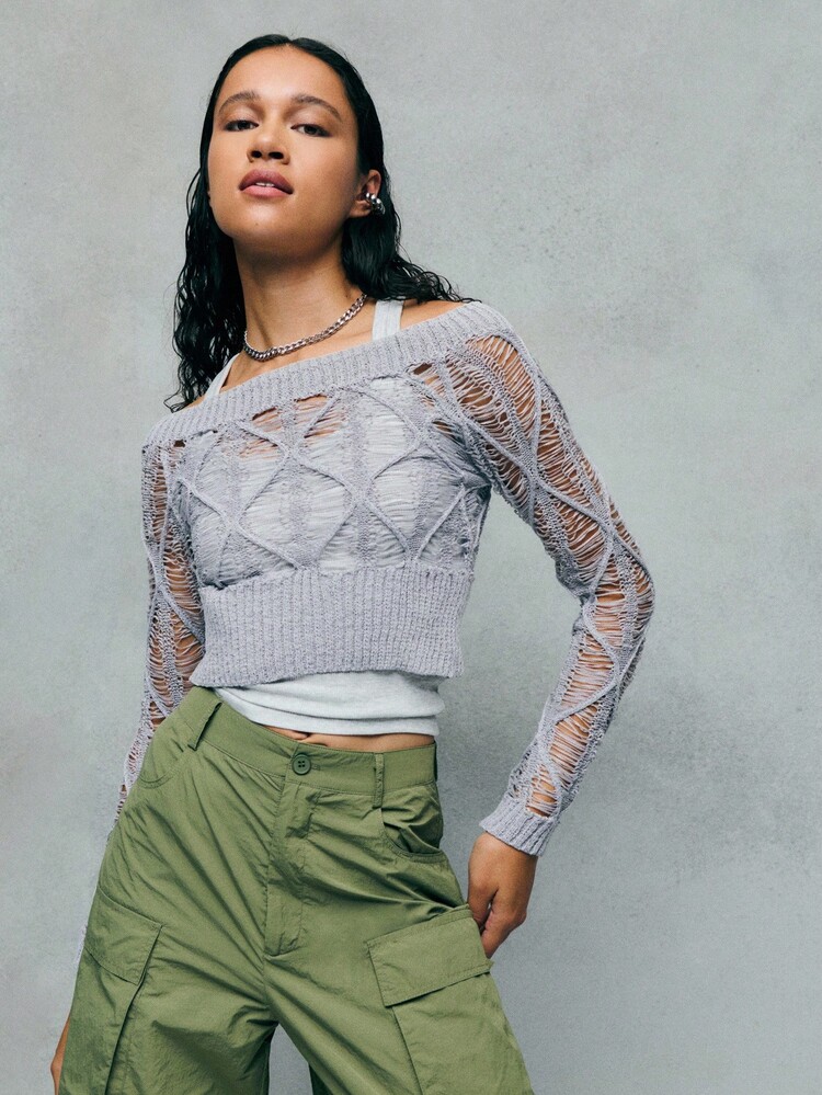 TypaGal 这款解构针织破洞毛衣绝对吸睛——完美诠释了另类、哥特和Y2K创新精神。短款设计和撕裂质感赋予这款毛衣前卫另类的气质，同时又足够保暖，适合秋季毛衣和冬季上衣穿着。它非常适合万圣节装扮、角色扮演造型，或者打造引人注目的秋日造型。不妨尝试将其叠穿在正式上衣外，或搭配阔腿牛仔裤，轻松驾驭Y2K风格。 - 灰色 - 查看 4