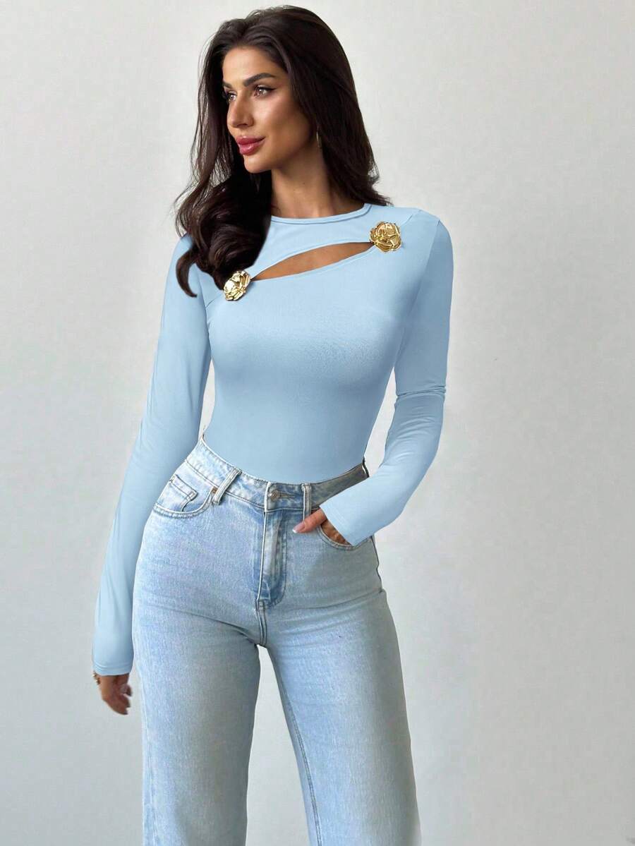 Firerie Camiseta negra de manga larga, ajustada y elegante con decoración de rosa hueca de metal, para mujer, otoño