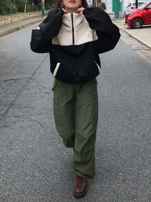 FRIFUL 女式夏尔巴撞色 Polo 领宽松套头衫，正面带徽标贴片，秋季 - 黑與白 - 查看 5