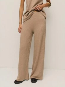 Ensemble pantalon et Top à col ras-du-cou en tricot côtelé taupe de Nöista, offrant une sophistication confortable pour les vêtements d'automne et les tenues d'automne pour femmes. Cet ensemble assorti comprend un Top ajusté à col ras-du-cou et un pantalon ample de style lounge, le rendant parfait pour des tenues d'hiver élégantes pour femmes, des vêtements de bureau ou des looks chics à la maison pour cette saison. - Kaki - Voir 3