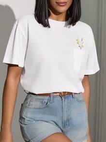 EURMUSE Broderad fickblus – minimalistisk vit design med delikat blombroderi på framfickan - Vitt - Visa 3