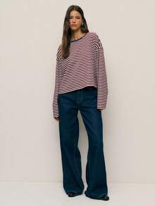 Nöista 这款宽松条纹圆领T恤专为女性设计，提供百搭休闲的日常冬季穿搭选择，非常适合轻松叠穿、打造精致的休闲造型、营造节日氛围的圣诞节造型以及轻松的新年装扮。 - 酒紅色 - 查看 4