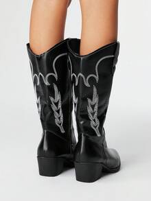 ROMWE Fairycore Giày bốt cao gót mũi nhọn màu đen dành cho nữ, giày bốt cao cổ kiểu dáng đại học, giày bốt da cổ chữ V thêu, giày bốt cao đến giữa bắp chân - màu đen - Xem 5