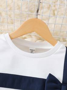 SHEIN 2 件套女童学院风拼色圆领长袖运动衫和舒适裤子，返校装，撞色和蝴蝶结细节设计，青春活力的廓形，适合学校或休闲穿着 - 藍白色 - 查看 4