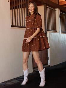 WESTFADE Váy ngắn xếp tầng cổ giả nhung thêu hoa viền tương phản tay bèo nhún dễ thương mùa thu cho nữ trang phục hòa nhạc đồng quê - màu nâu - Xem 3