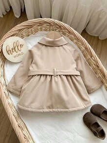 SHEIN Babygirl Fashion Design Cute Khaki Casual Fur Lining Thick Lapel Belt Windbreaker, Suitable For Autumn And Winter, With Fur Lining Wool Suitable For Autumn And Winter Baby Girl Jacket Cotton Coat, Baby Varsity Jacket Cotton Coat, Toddler Varsity Jacket Cotton Coat, Cutting-Edge Fashion Design Can Be Worn Indoors And Outdoors, Warm And Fashionable, Simple Style, Suitable For Indoor And Outdoor In Autumn And Winter, Daily, Sports, Play, Party, Photo Taking, Vacation, Festival Fall