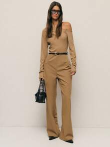 Nöista Top de punto acanalado con escote asimétrico descubierto de un hombro, combinado con pantalones de pierna ancha entallados. Un conjunto minimalista elegante que favorece la silueta, perfecto para looks de oficina elegantes, salidas refinadas y atuendos inteligentes para vacaciones.