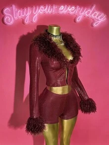 Slaydiva 2025年夏季新品，适合生日派对、返校季、学院风、学生装、日常出游、基础百搭、休闲装、度假装、邮轮旅行、海滩装、日光浴装、网络热卖装、街头装、性感俱乐部装，毛茸茸的长袖拼布短款开衫外套搭配紧身短裤，酒红色蛇皮压花烫金面料，女款两件套 - 酒紅色 - 查看 3