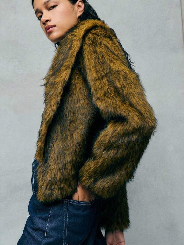 TypaGal 这款棕色短款蓬松大衣为您的秋冬衣橱注入了 Y2K、Fairycore 和另类风情。它可与各种服饰搭配，从小黑裙到阔腿裤，再到正式上衣或节日办公装束，应有尽有。