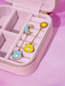 SHEIN X Care Bears 1 件卡通图案 PU 皮革便携式旅行珠宝收纳盒，带 3 个项链挂钩、戒指隔层和其他储物隔层，适合家庭整理、旅行、通勤，适合女性、青少年、欢呼熊、温柔熊、睡前熊、好运熊 - 淺粉色 - 查看 5