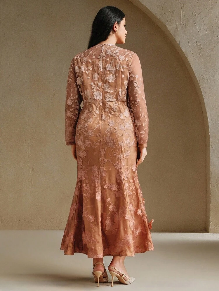 Elegantes Kleid in Große Größen mit floraler Stickerei und Fischschwanz-Mesh