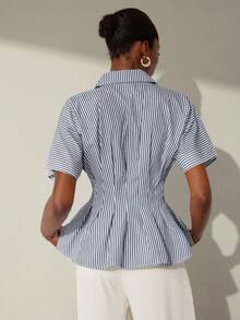 Aveloria Modichic 粉色和白色对比条纹腰部褶皱设计休闲通勤百搭夏季短袖翻领宽松下摆女式衬衫 - 藏蓝色 - 查看 2