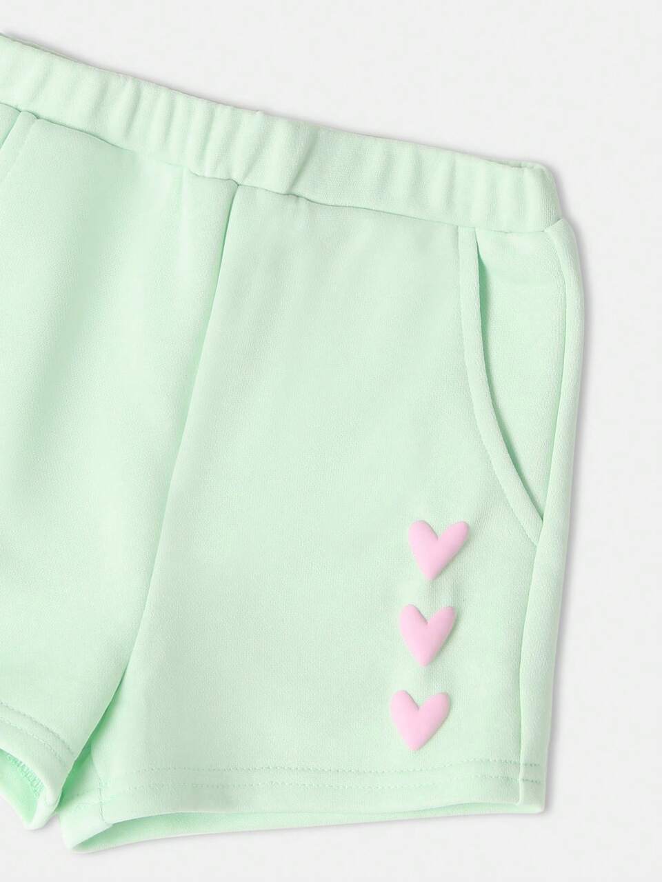 Conjunto de camiseta e shorts com estampa de coração