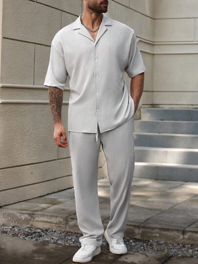 Manfinity Homme Set 2 buc. pentru bărbați, mărime plus, cămașă cu mânecă scurtă șifonată + pantaloni cu talie elastică și șnur, cel mai bun cadou pentru iubit