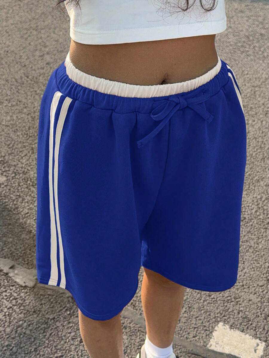 SHEIN Quần short rộng màu xanh và trắng phong cách thể thao đường phố kiểu Mỹ dành cho nữ sinh trung học trở lại trường có cạp quần vá màu tương phản - Xanh và trắng - Xem 1