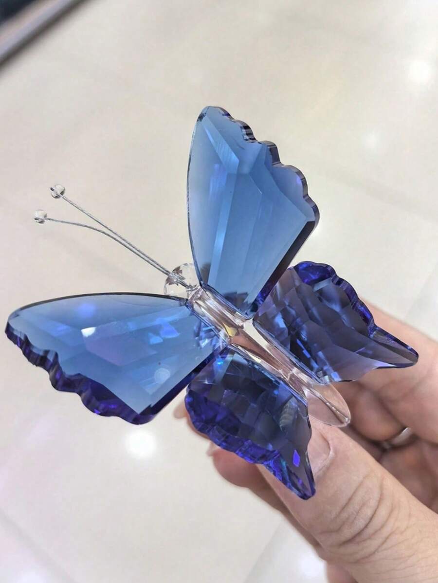 SHEIN 蓝色水晶蝴蝶挂饰,纯手工制作,采用几何水晶材质,具有轻巧奢华、创意透明水晶蝴蝶设计,适合作为情人节、万圣节、圣诞节和生日派对的礼物。 - 藍色 - 查看 1