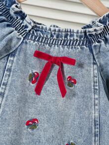 SHEIN 女婴牛仔连衣裙，可爱复古水洗浅蓝色牛仔布，荷叶边下摆樱桃刺绣蕾丝边修身牛仔连衣裙，面料柔软舒适，时尚日常穿着，女童牛仔连衣裙，秋冬新款，搭配夹克、裤子，适合多种场合 - 淺色水洗藍 - 查看 7