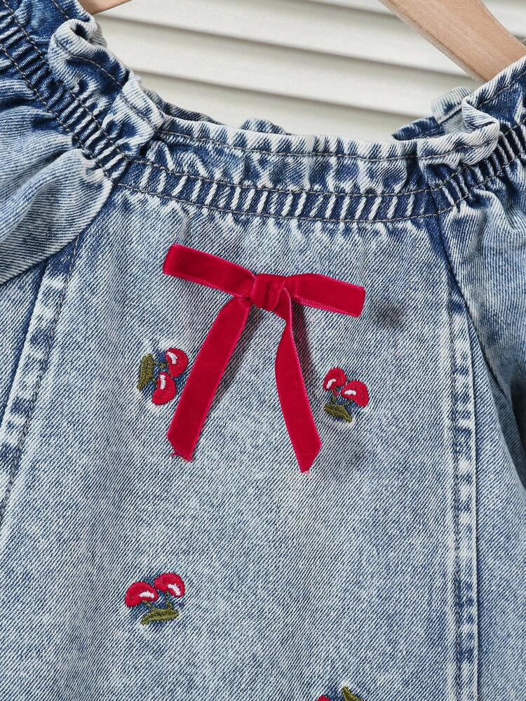 SHEIN 女婴牛仔连衣裙，可爱复古水洗浅蓝色牛仔布，荷叶边下摆樱桃刺绣蕾丝边修身牛仔连衣裙，面料柔软舒适，时尚日常穿着，女童牛仔连衣裙，秋冬新款，搭配夹克、裤子，适合多种场合 - 淺色水洗藍 - 查看 7