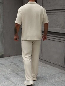 Manfinity Homme Herren Set aus Kurzarm Hemd mit Knittertextil und Muster sowie Hose mit Kordelzug und Gummibund, perfektes Geschenk für Freund oder Ehemann, vielseitig einsetzbar für Urlaub, Party, Lässig Wear, gemütliche Outfits - Aprikosenfarben - Übersicht 2