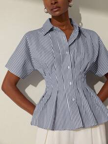 Aveloria Modichic 粉色和白色对比条纹腰部褶皱设计休闲通勤百搭夏季短袖翻领宽松下摆女式衬衫 - 藏蓝色 - 查看 3