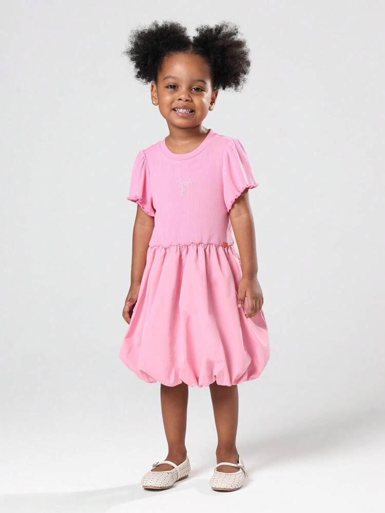 Geripptes Bubble-Kleid mit Puffärmeln