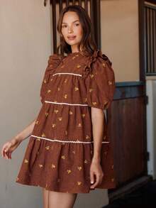 WESTFADE Váy ngắn xếp tầng cổ giả nhung thêu hoa viền tương phản tay bèo nhún dễ thương mùa thu cho nữ trang phục hòa nhạc đồng quê - màu nâu - Xem 4