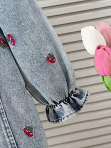 SHEIN 女婴牛仔连衣裙，可爱复古水洗浅蓝色牛仔布，荷叶边下摆樱桃刺绣蕾丝边修身牛仔连衣裙，面料柔软舒适，时尚日常穿着，女童牛仔连衣裙，秋冬新款，搭配夹克、裤子，适合多种场合 - 淺色水洗藍 - 查看 5