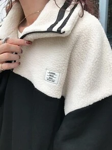 FRIFUL 女式夏尔巴撞色 Polo 领宽松套头衫，正面带徽标贴片，秋季 - 黑與白 - 查看 6