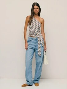 Nöista 条纹单肩系腰上衣，柔软罗纹针织，斜纹奶油色、棕色和淡蓝色条纹，不对称领口和单肩设计，打造现代俏皮廓形，腰部系带勾勒出优美身形，与高腰下装相得益彰。秋季和假日造型的完美之选——在圣诞派对上，可内搭皮夹克或定制西装外套。 - 彩色 - 查看 4