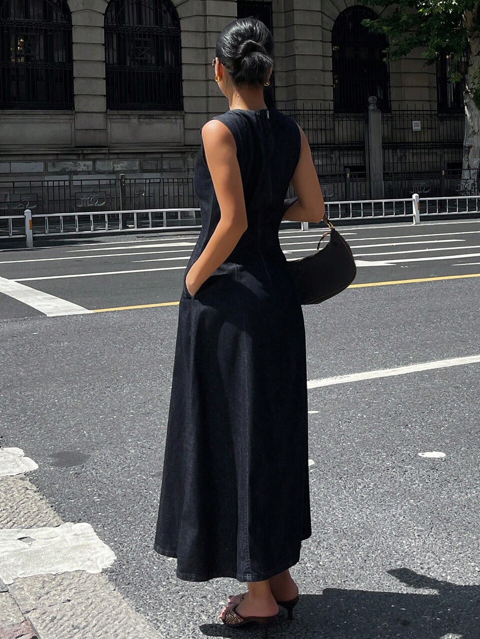 Women's Sleeveless Round Neck Waist Cinched Denim Dress, Summer