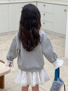 DAZY Sudadera casual de estilo coreano para niñas jóvenes con cuello redondo, ribete de volantes, contraste de colores, estampado de parches y manga larga - Gris - Ver 2