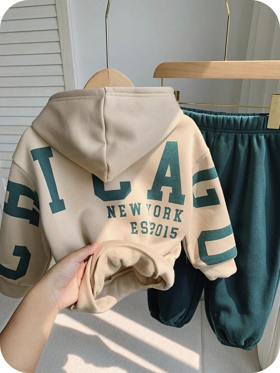 SHEIN 两件套男童休闲韩版宽松字母印花连帽衫和松紧腰裤套装，适合秋/春季、户外玩耍、上学、街头风、派对和居家休闲穿着，加厚保暖面料，适合秋冬季穿着。