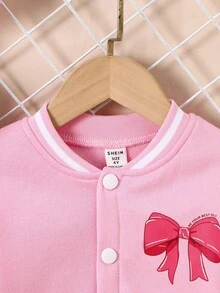 SHEIN جاكيت بيسبول بنمط الجاكيت الرياضي للبنات الصغيرات باللون الوردي والأبيض مع رسم فراشة جميل، جاكيت بيسبول بأزرار للأطفال والبنات الصغيرات، جاكيت رياضية وردية للأطفال مع طبعة فراشة أمامية وخلفية، جاكيت رياضية وردية ناعمة للأطفال مع أكمام متباينة وتصميم فراشة رقيق، ملابس خارجية خفيفة الوزن - روز أحمر - مشاهدة 7