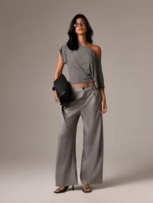 Top corto a rayas con un solo hombro descubierto, diseño asimétrico, estilo envolvente, moda casual contemporánea, esencial básico para el armario de primavera, verano y otoño - Blanco y Negro - Ver 4
