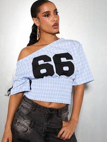 SUMWON WOMEN 露肩数字学院风短款上衣褶皱腰格子贴花字母设计休闲街头风格春夏时尚 - 藍色 - 查看 6