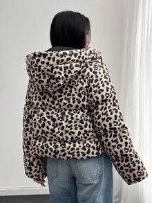 EURMUSE Wild Cozy Luxe Leopard Puffer – 仿毛领街头风冬季外套 - 彩色 - 查看 2