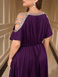 Gownix Elegantes Etuikleid Einfarbig mit Strass-Verzierung für Große Größen, Carmen-Ausschnitt