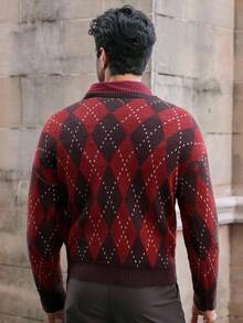 Manfinity NXTstreet Suéter holgado casual de hombre con cuello en V de jacquard de rombos, manga larga, suéter superior, camisa burdeos para hombre, camisas de punto para hombre, suéter de argyle de hombre con patrón de diamantes, otoño e invierno - Rojo - Ver 2