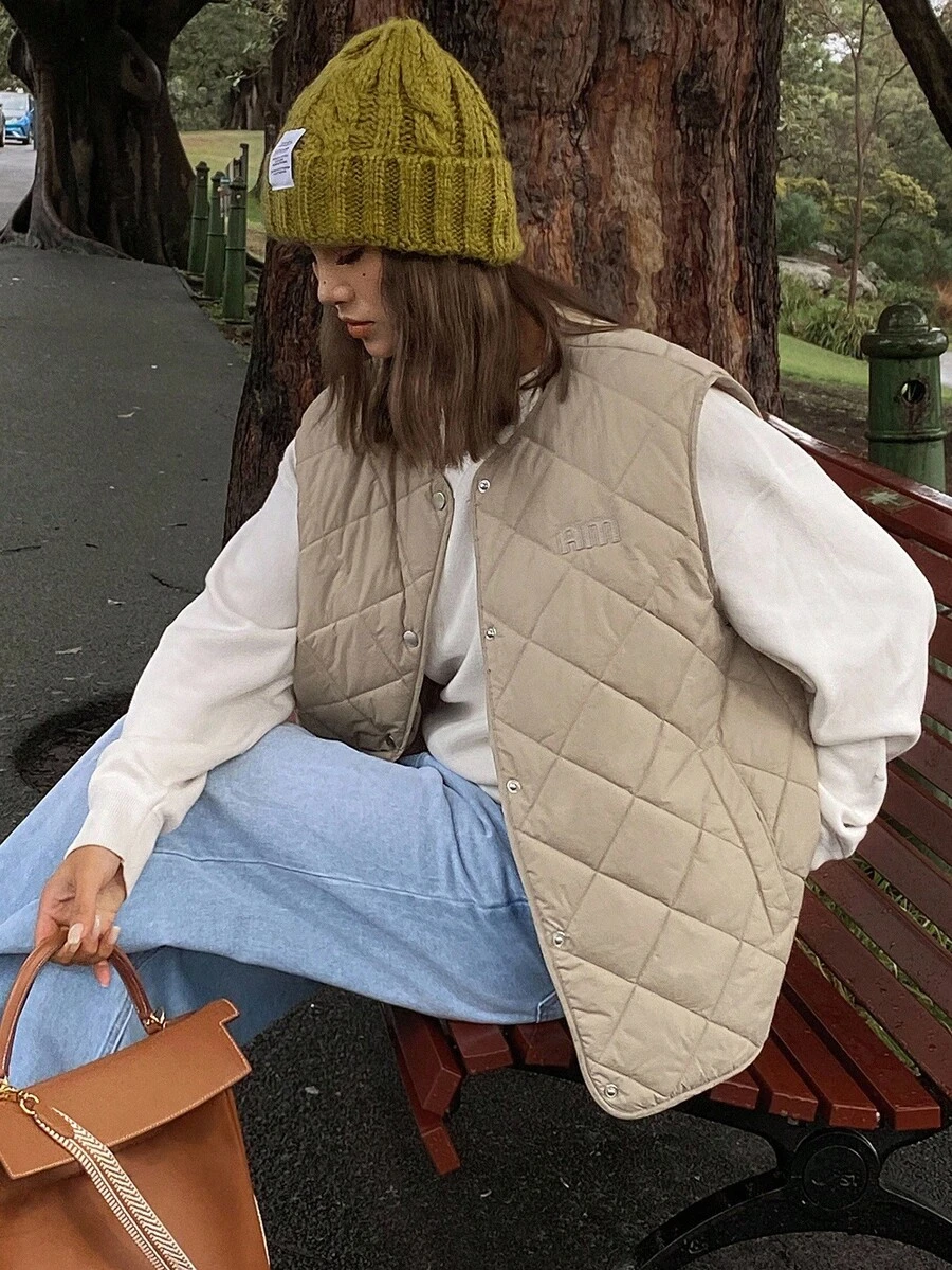 DAZY 女士轻薄无袖绗缝外套，休闲刺绣字母设计，保暖内衬，适合秋冬季节穿着。 - 卡其色 - 查看 1