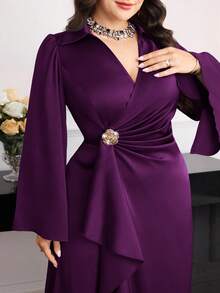 Modelyn Vestido largo envolvente con decoración metálica elegante para talla grande - Morado - Ver 7