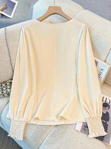 GlowEve CURVE Áo sơ mi tay dài cổ chữ V thêu hoa 3D màu trơn thanh lịch cỡ lớn dành cho nữ, tay dài xếp nếp, cài nút, thích hợp để đi làm và hẹn hò - Màu be - Xem 2