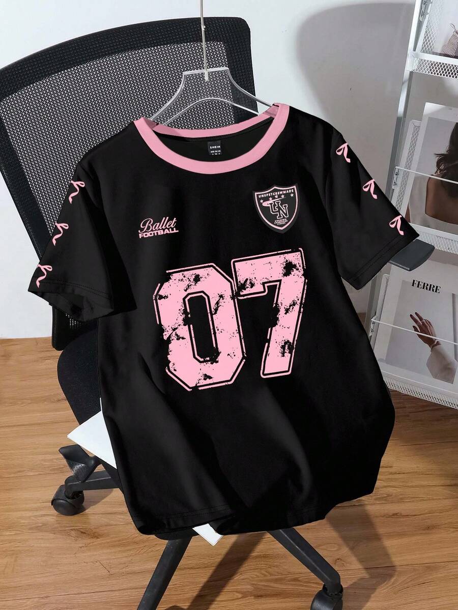 SHEIN EZwear 大码休闲简约字母印花运动学院风粉色蝴蝶结圆领黑色短袖T恤,适合夏季 - 彩色 - 查看 1